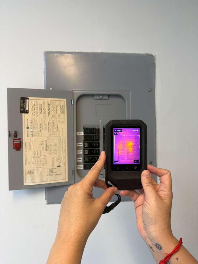 Inspección con cámara térmica FLIR sobre panel eléctrico durante recertificación